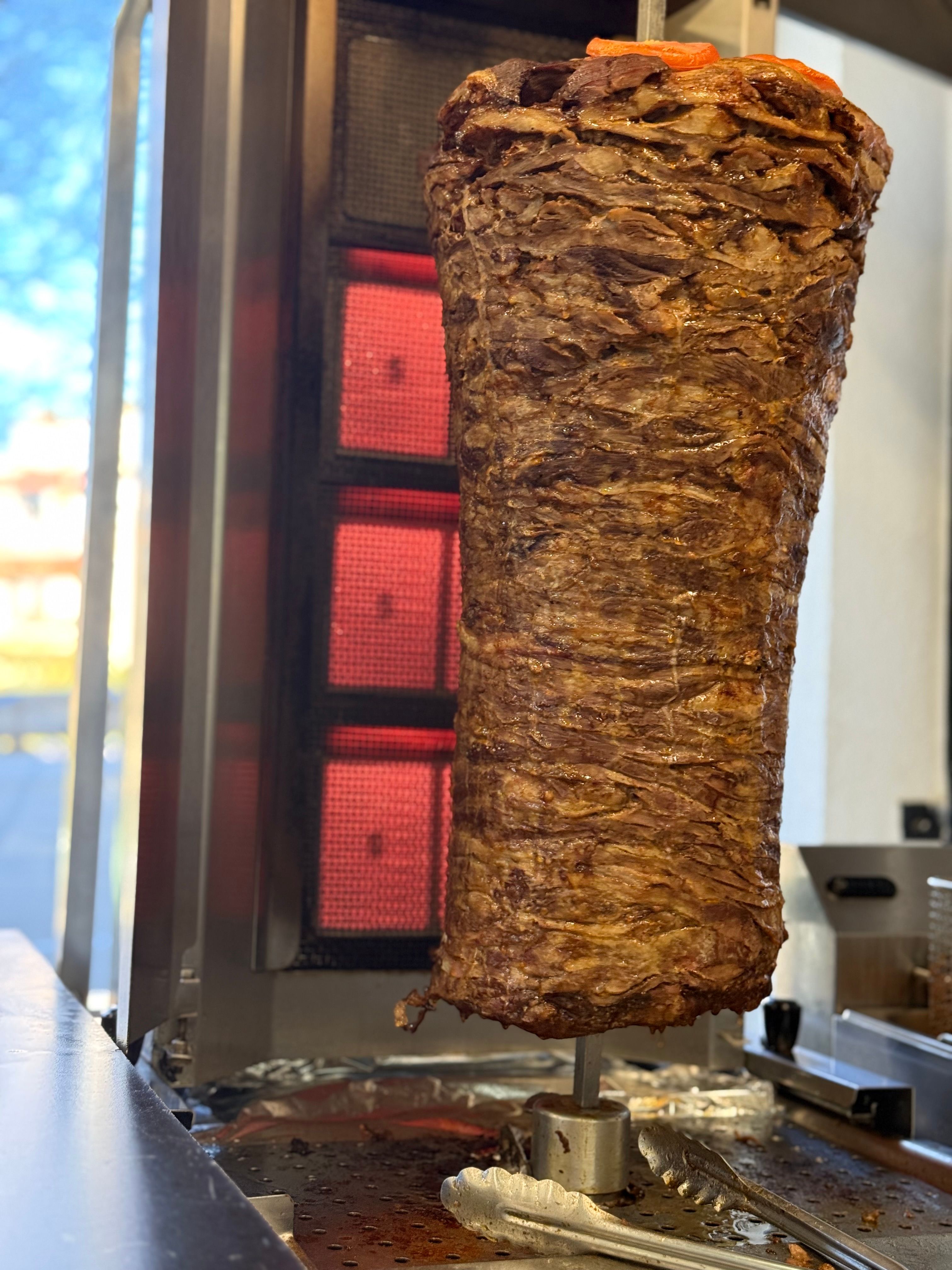 Broche de kebab 100% bœuf grillée devant le feu chez Aslan Kebab Montpellier
